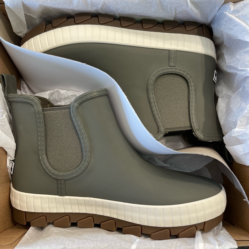 Sperry Torrent Rainboots size 6.5 W